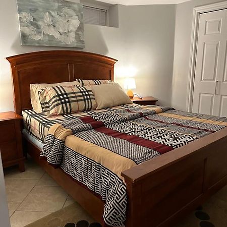 Deluxe Double Room- Hazel Stays Mississauga Bagian luar foto