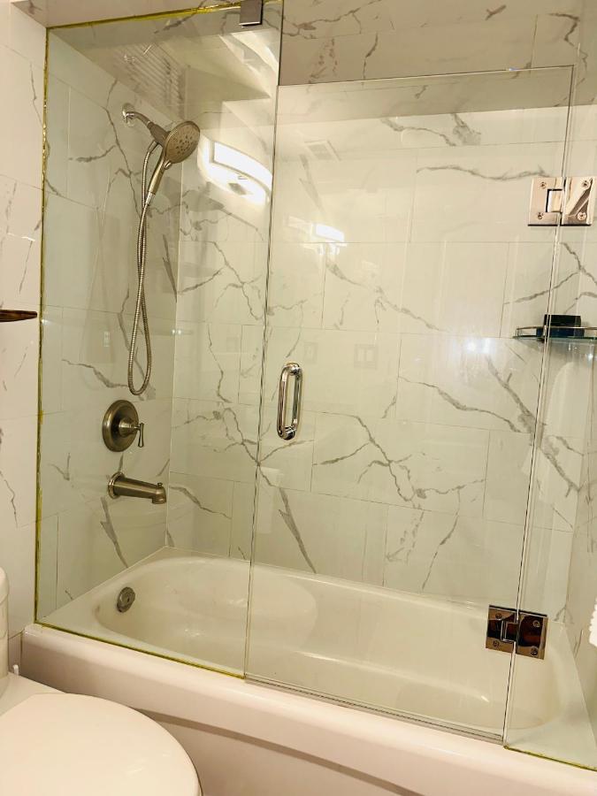Deluxe Double Room- Hazel Stays Mississauga Bagian luar foto