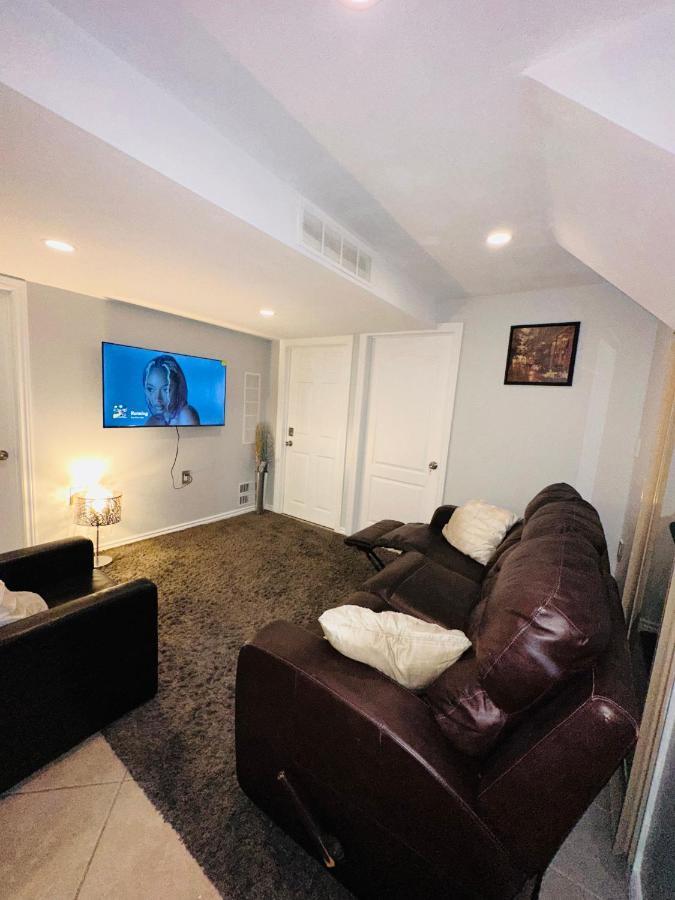 Deluxe Double Room- Hazel Stays Mississauga Bagian luar foto