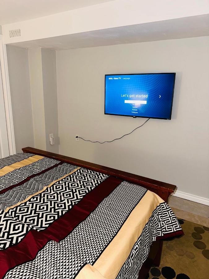 Deluxe Double Room- Hazel Stays Mississauga Bagian luar foto